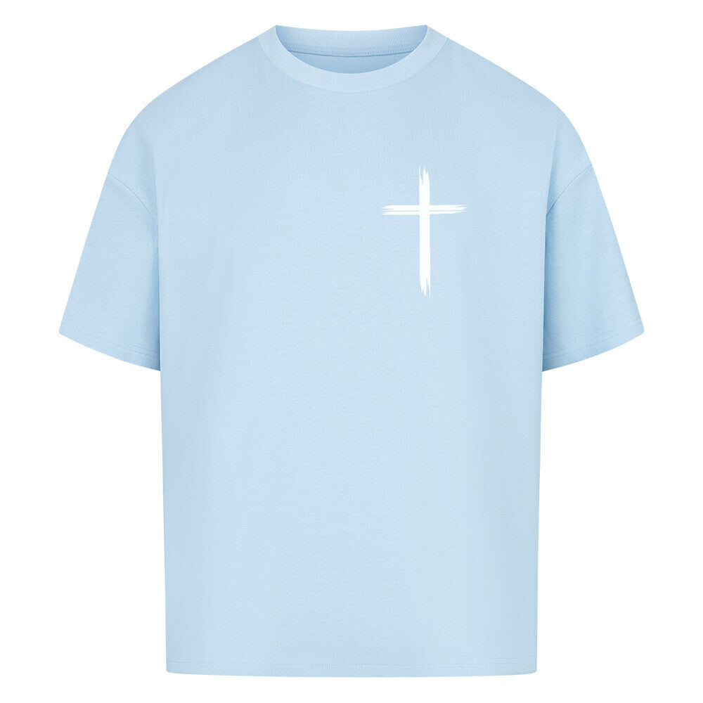 Vorderseite eines Babyblauen Oversized T-Shirts mit einem kleinen, weißen, stilisierten Pinselstrich-Kreuz auf der linken Brust. 100% Baumwolle