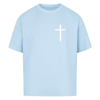 Vorderseite eines Babyblauen Oversized T-Shirts mit einem kleinen, weißen, stilisierten Pinselstrich-Kreuz auf der linken Brust. 100% Baumwolle