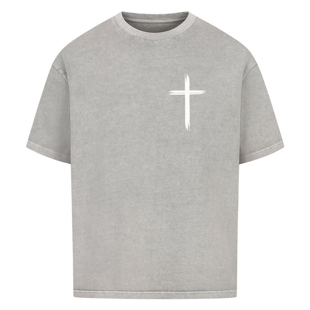 Vorderseite eines Washed Grey Oversized T-Shirts mit einem kleinen, weißen, stilisierten Pinselstrich-Kreuz auf der linken Brust. 100% Baumwolle