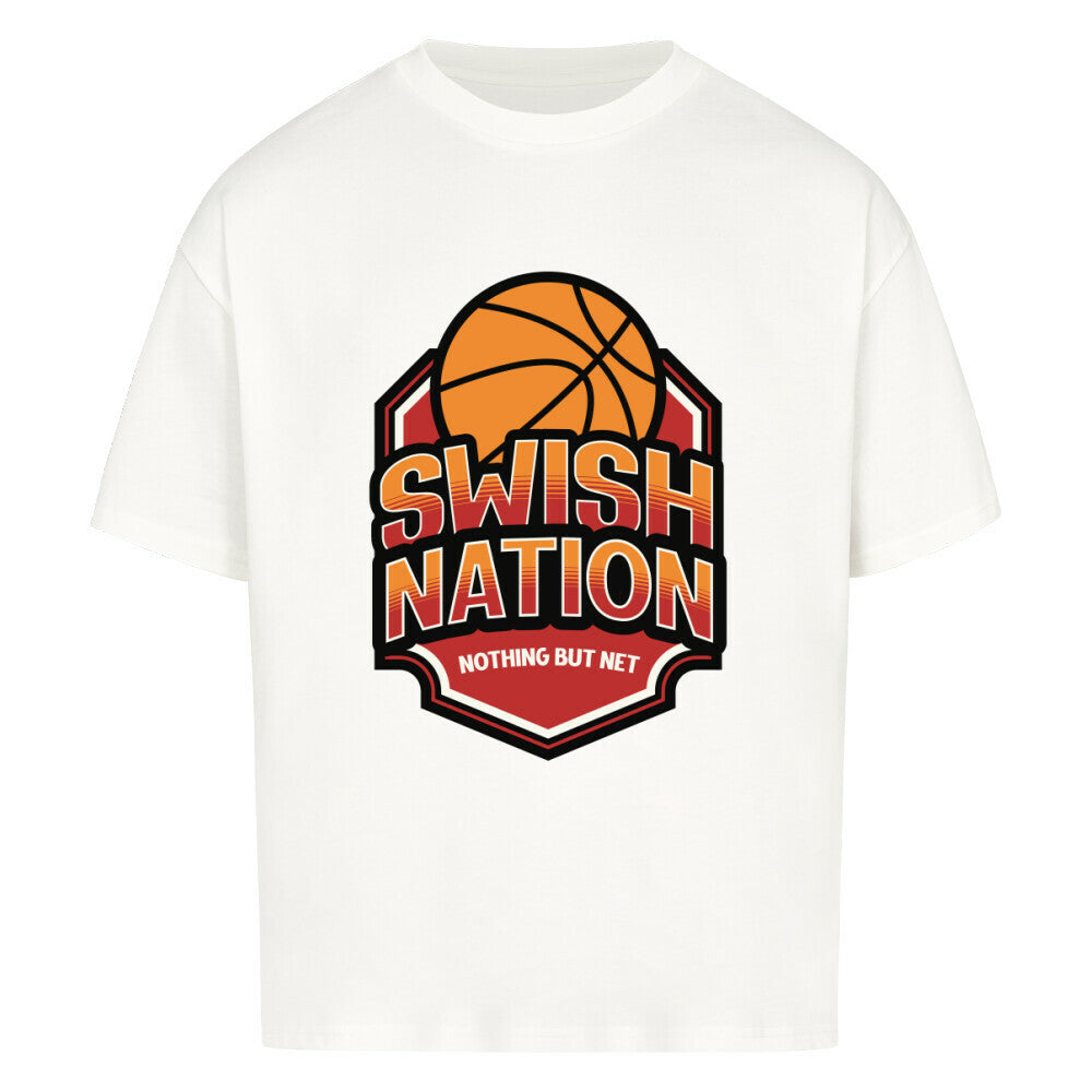 Weißes Oversized T-Shirt mit einem zentralen Print: Orangefarbener Basketball über dem Schriftzug „SWISH NATION“ und „NOTHING BUT NET“ in einem rot umrandeten Wappen-Design. 