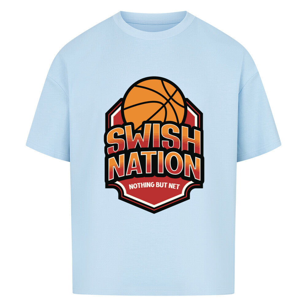 Babyblau Oversized T-Shirt mit einem zentralen Print: Orangefarbener Basketball über dem Schriftzug „SWISH NATION“ und „NOTHING BUT NET“ in einem rot umrandeten Wappen-Design.