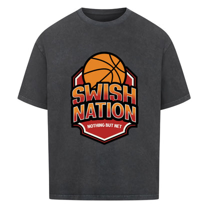 Washed Schwarz Oversized T-Shirt mit einem zentralen Print: Orangefarbener Basketball über dem Schriftzug „SWISH NATION“ und „NOTHING BUT NET“ in einem rot umrandeten Wappen-Design.
