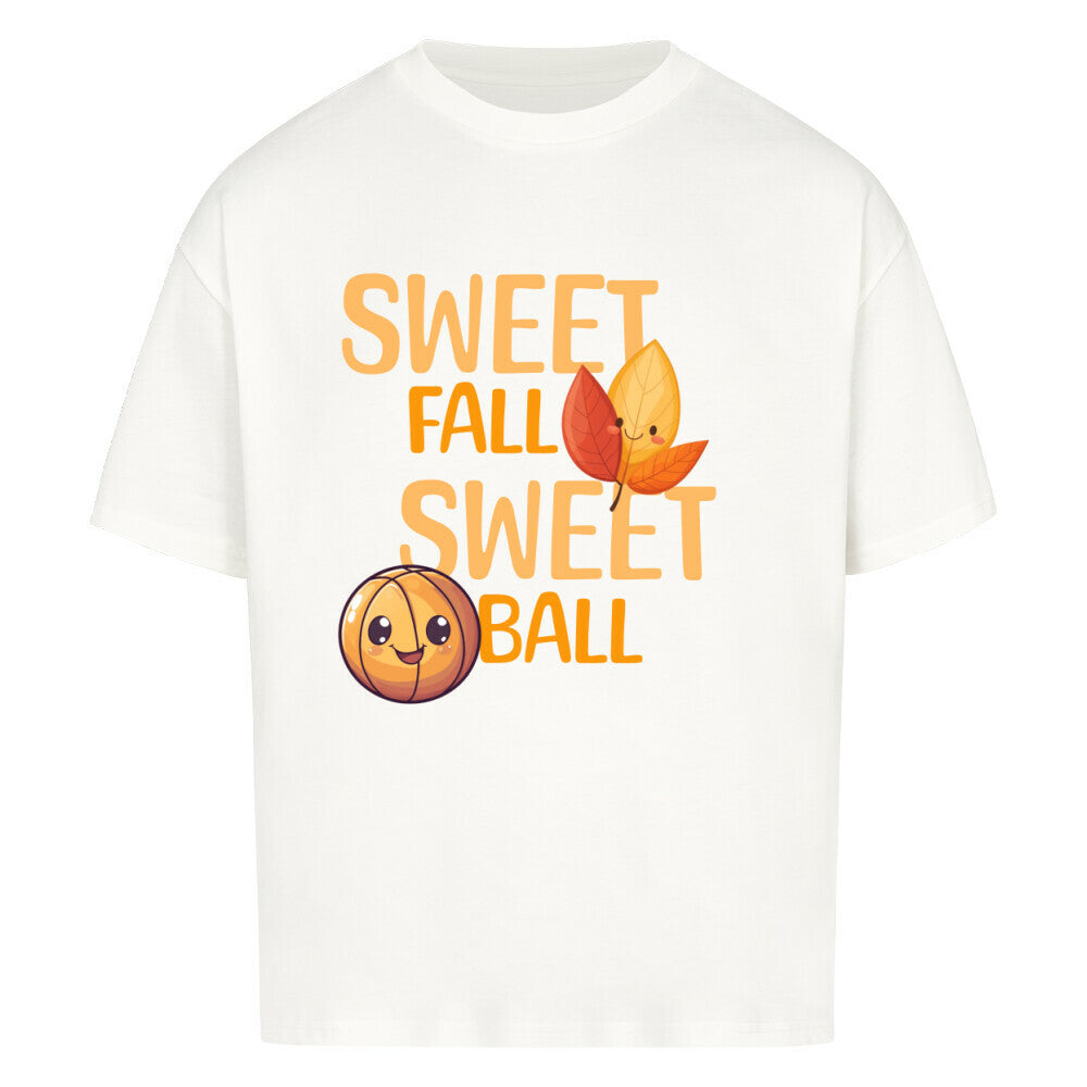 Weißes Oversized T-Shirt mit orangefarbenem Print „SWEET FALL SWEET BALL“, verziert mit einem niedlichen lächelnden Basketball und zwei lachenden Herbstblättern – 100% Baumwolle.