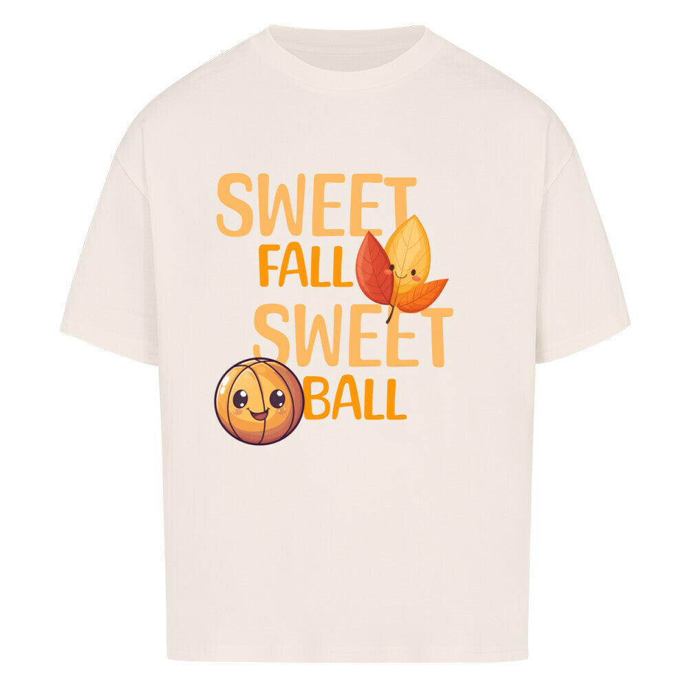Natural Raw Oversized T-Shirt mit orangefarbenem Print „SWEET FALL SWEET BALL“, verziert mit einem niedlichen lächelnden Basketball und zwei lachenden Herbstblättern – 100% Baumwolle.