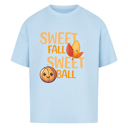 Babyblaues Oversized T-Shirt mit orangefarbenem Print „SWEET FALL SWEET BALL“, verziert mit einem niedlichen lächelnden Basketball und zwei lachenden Herbstblättern – 100% Baumwolle.