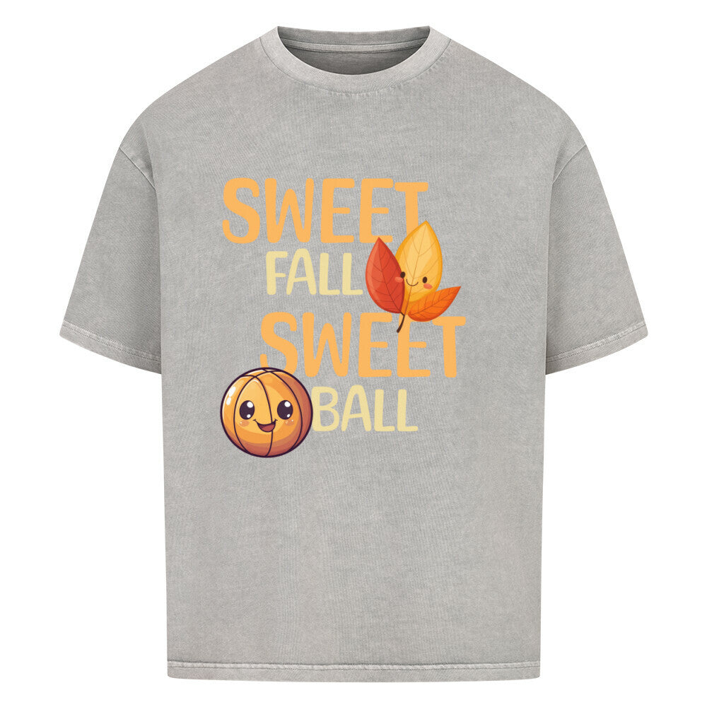 Washed Grey Oversized T-Shirt mit orangefarbenem Print „SWEET FALL SWEET BALL“, verziert mit einem niedlichen lächelnden Basketball und zwei lachenden Herbstblättern – 100% Baumwolle.