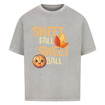 Washed Grey Oversized T-Shirt mit orangefarbenem Print „SWEET FALL SWEET BALL“, verziert mit einem niedlichen lächelnden Basketball und zwei lachenden Herbstblättern – 100% Baumwolle.