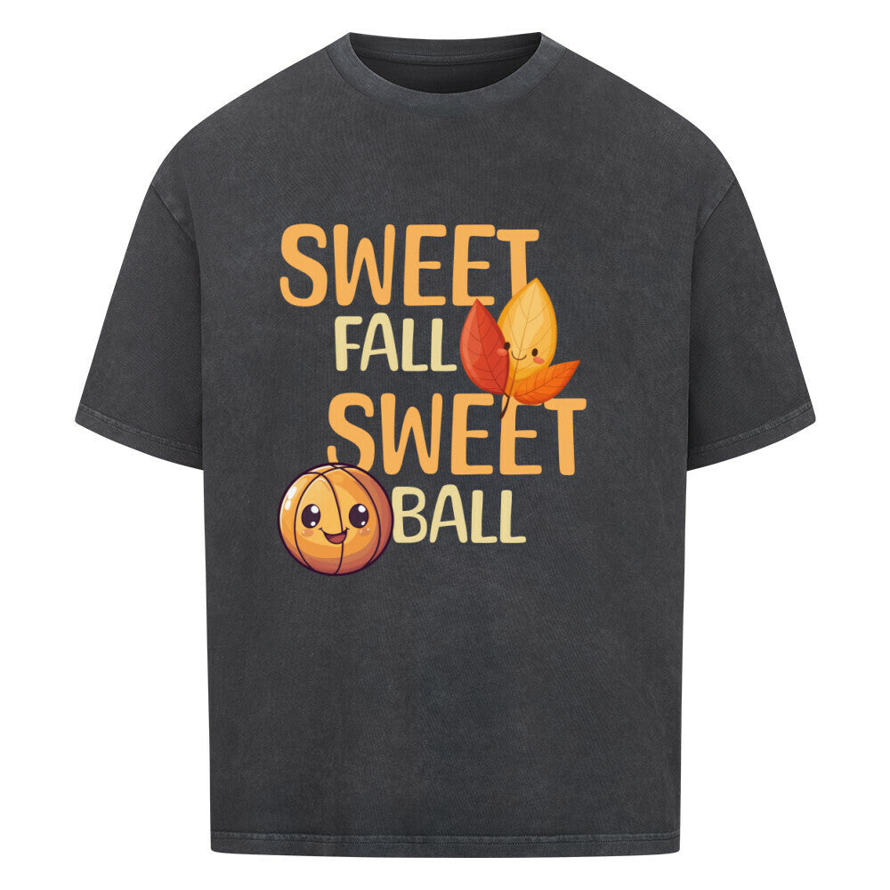Washed Schwarz Oversized T-Shirt mit orangefarbenem Print „SWEET FALL SWEET BALL“, verziert mit einem niedlichen lächelnden Basketball und zwei lachenden Herbstblättern – 100% Baumwolle.