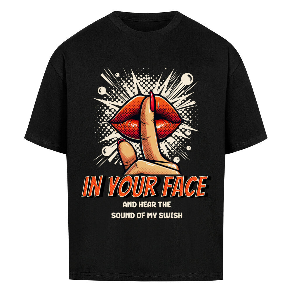 Schwarzes Oversized T-Shirt mit rotem Lippen-Print und Finger vor dem Mund („Schhh“) und dem Text „IN YOUR FACE AND HEAR THE SOUND OF MY SWISH“ – 100% Baumwolle Basketball Statement Shirt.