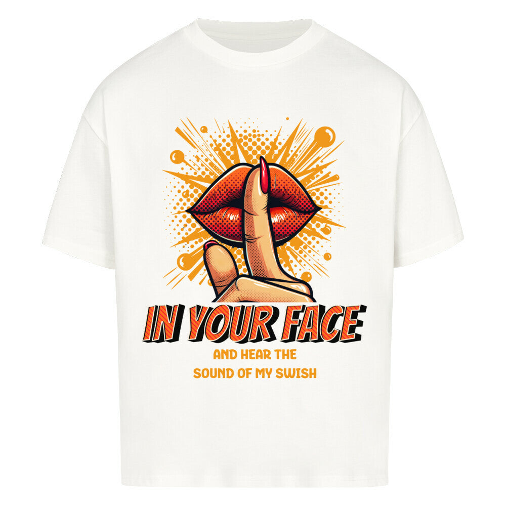 Weißes Oversized T-Shirt mit rotem Lippen-Print und Finger vor dem Mund („Schhh“) und dem Text „IN YOUR FACE AND HEAR THE SOUND OF MY SWISH“ – 100% Baumwolle Basketball Statement Shirt.