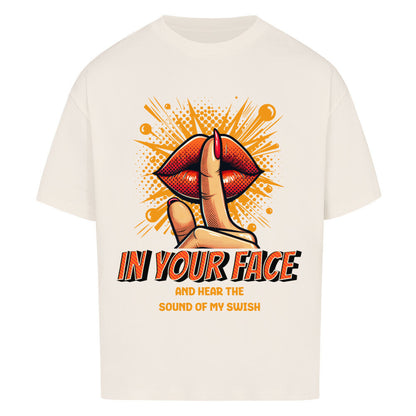 Natural Raw Oversized T-Shirt mit rotem Lippen-Print und Finger vor dem Mund („Schhh“) und dem Text „IN YOUR FACE AND HEAR THE SOUND OF MY SWISH“ – 100% Baumwolle Basketball Statement Shirt.