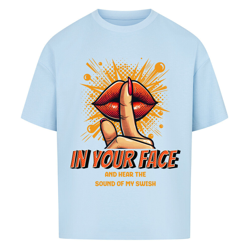Babyblau Oversized T-Shirt mit rotem Lippen-Print und Finger vor dem Mund („Schhh“) und dem Text „IN YOUR FACE AND HEAR THE SOUND OF MY SWISH“ – 100% Baumwolle Basketball Statement Shirt.