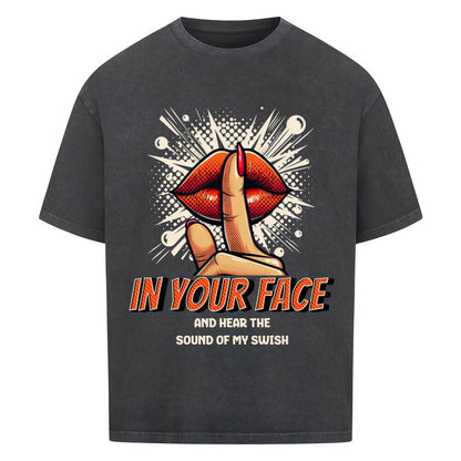 Washed Schwarz Oversized T-Shirt mit rotem Lippen-Print und Finger vor dem Mund („Schhh“) und dem Text „IN YOUR FACE AND HEAR THE SOUND OF MY SWISH“ – 100% Baumwolle Basketball Statement Shirt.