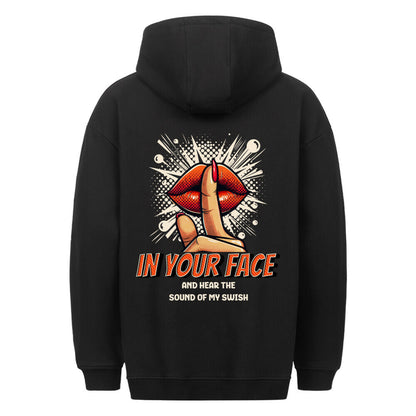 Rückansicht eines schwarzen Oversized-Hoodies mit Pop-Art-Print von roten Lippen und einem 'Shh'-Finger, mit dem Spruch 'IN YOUR FACE AND HEAR THE SOUND OF MY SWISH'. 80% Baumwolle 20% Polyester.