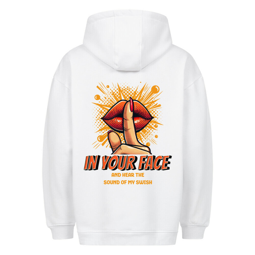Rückansicht eines weißen Oversized-Hoodies mit Pop-Art-Print von roten Lippen und einem 'Shh'-Finger, mit dem Spruch 'IN YOUR FACE AND HEAR THE SOUND OF MY SWISH'. 80% Baumwolle 20% Polyester.