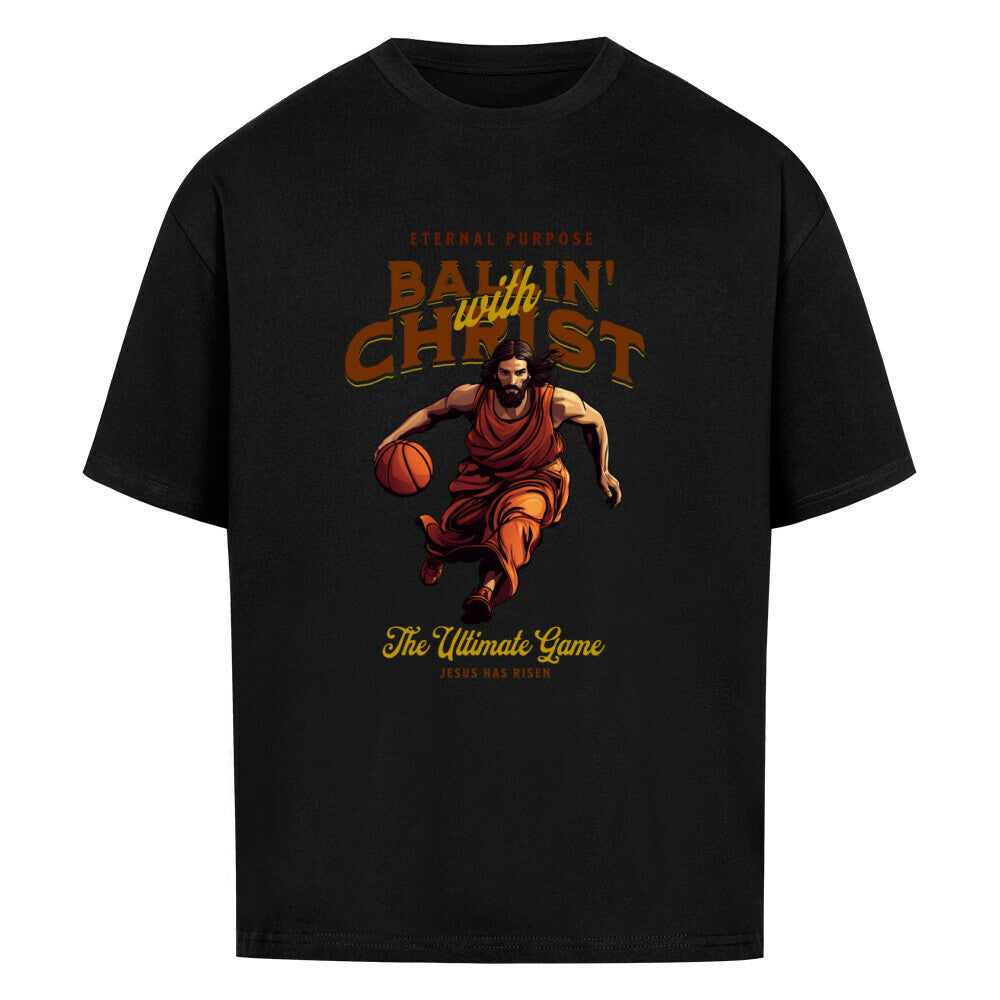 Schwarzes Oversize T-Shirt aus 100% Baumwolle mit einem braun-gelben Vintage-Print. Das Motiv zeigt Jesus Christus in Robe, wie er einen Basketball dribbelt. Der Text lautet "ETERNAL PURPOSE BALLIN´ WITH CHRIST THE ULTIMATE GAME".