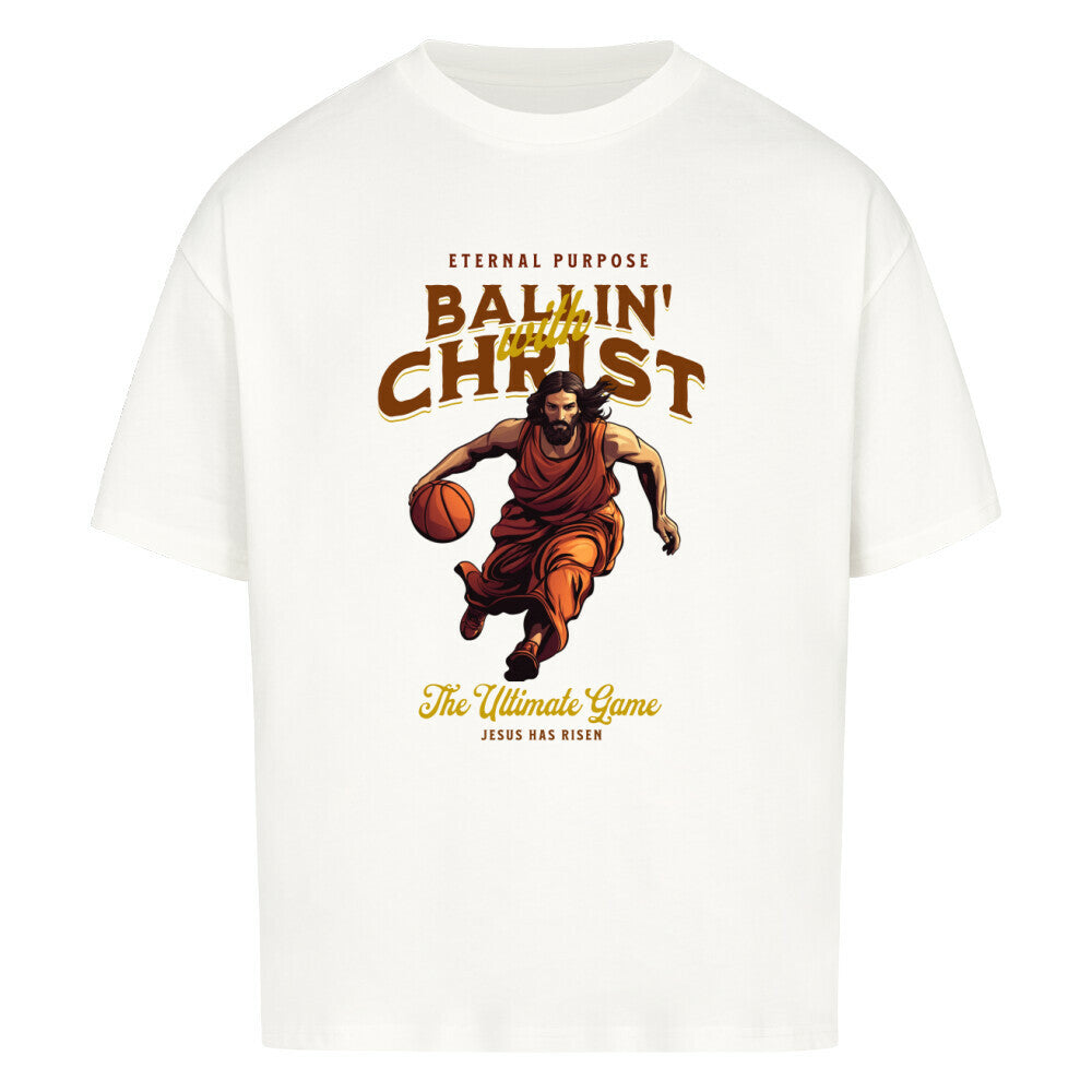 Weißes Oversize T-Shirt aus 100% Baumwolle mit einem braun-gelben Vintage-Print. Das Motiv zeigt Jesus Christus in Robe, wie er einen Basketball dribbelt. Der Text lautet "ETERNAL PURPOSE BALLIN´ WITH CHRIST THE ULTIMATE GAME".