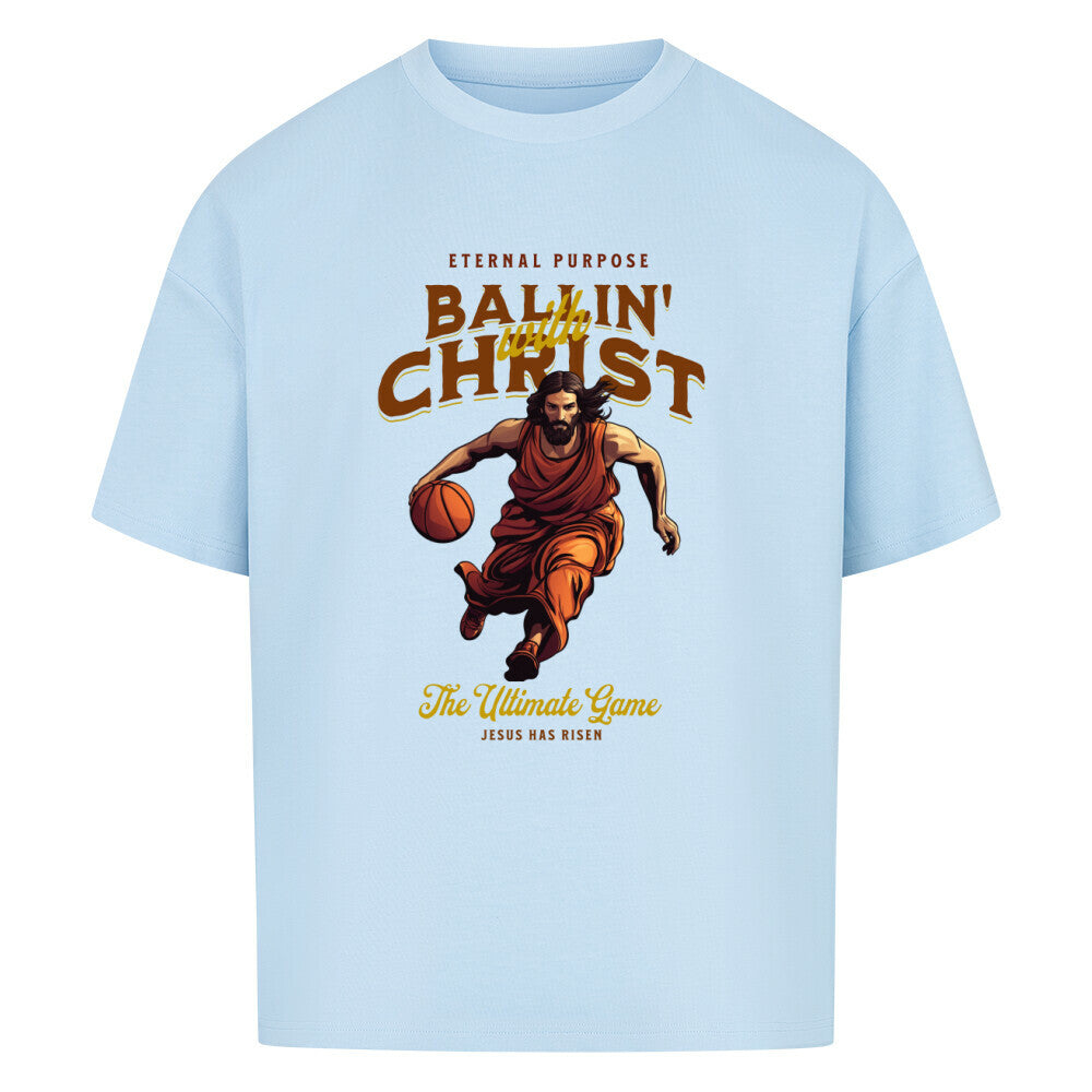 Babyblau Oversize T-Shirt aus 100% Baumwolle mit einem braun-gelben Vintage-Print. Das Motiv zeigt Jesus Christus in Robe, wie er einen Basketball dribbelt. Der Text lautet "ETERNAL PURPOSE BALLIN´ WITH CHRIST THE ULTIMATE GAME".