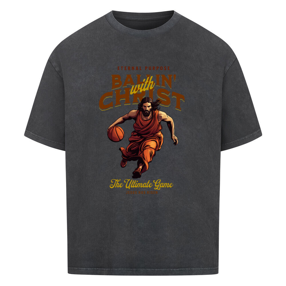 Washed Schwarz Oversize T-Shirt aus 100% Baumwolle mit einem braun-gelben Vintage-Print. Das Motiv zeigt Jesus Christus in Robe, wie er einen Basketball dribbelt. Der Text lautet "ETERNAL PURPOSE BALLIN´ WITH CHRIST THE ULTIMATE GAME".