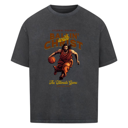 Washed Schwarz Oversize T-Shirt aus 100% Baumwolle mit einem braun-gelben Vintage-Print. Das Motiv zeigt Jesus Christus in Robe, wie er einen Basketball dribbelt. Der Text lautet "ETERNAL PURPOSE BALLIN´ WITH CHRIST THE ULTIMATE GAME".