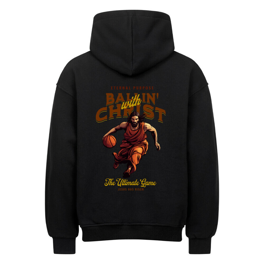 Rückansicht eines schwarzen Oversized-Hoodies mit 'Ballin' with Christ' Print, der Jesus beim Basketball-Dribbling zeigt, und dem Text 'Eternal Purpose'. 80% Baumwolle 20% Polyester.