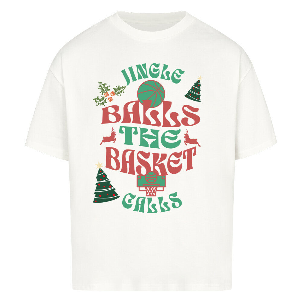 Weißes Oversized T-Shirt aus 100% Baumwolle mit einem bunten Weihnachtsmotiv-Print. Der Text lautet "JINGLE BALLS THE BASKET CALLS" in Grün und Rot, umgeben von einem Basketball, zwei Hirschen, zwei Weihnachtsbäumen und Mistelzweigen.