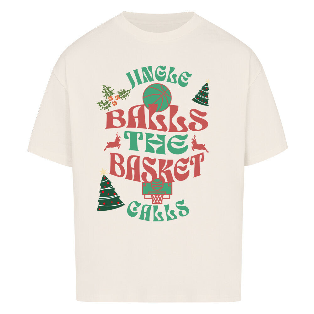 Natural Raw Oversized T-Shirt aus 100% Baumwolle mit einem bunten Weihnachtsmotiv-Print. Der Text lautet "JINGLE BALLS THE BASKET CALLS" in Grün und Rot, umgeben von einem Basketball, zwei Hirschen, zwei Weihnachtsbäumen und Mistelzweigen. 