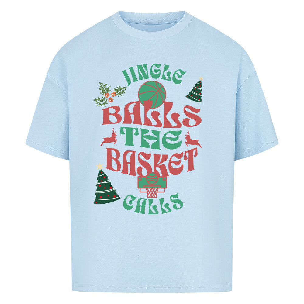Babyblaues Oversized T-Shirt aus 100% Baumwolle mit einem bunten Weihnachtsmotiv-Print. Der Text lautet "JINGLE BALLS THE BASKET CALLS" in Grün und Rot, umgeben von einem Basketball, zwei Hirschen, zwei Weihnachtsbäumen und Mistelzweigen.