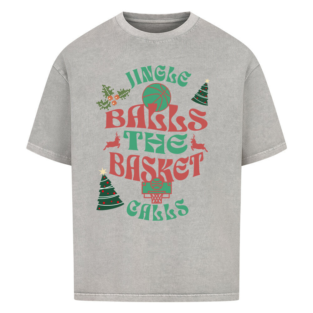 Washed Grey Oversized T-Shirt aus 100% Baumwolle mit einem bunten Weihnachtsmotiv-Print. Der Text lautet "JINGLE BALLS THE BASKET CALLS" in Grün und Rot, umgeben von einem Basketball, zwei Hirschen, zwei Weihnachtsbäumen und Mistelzweigen.