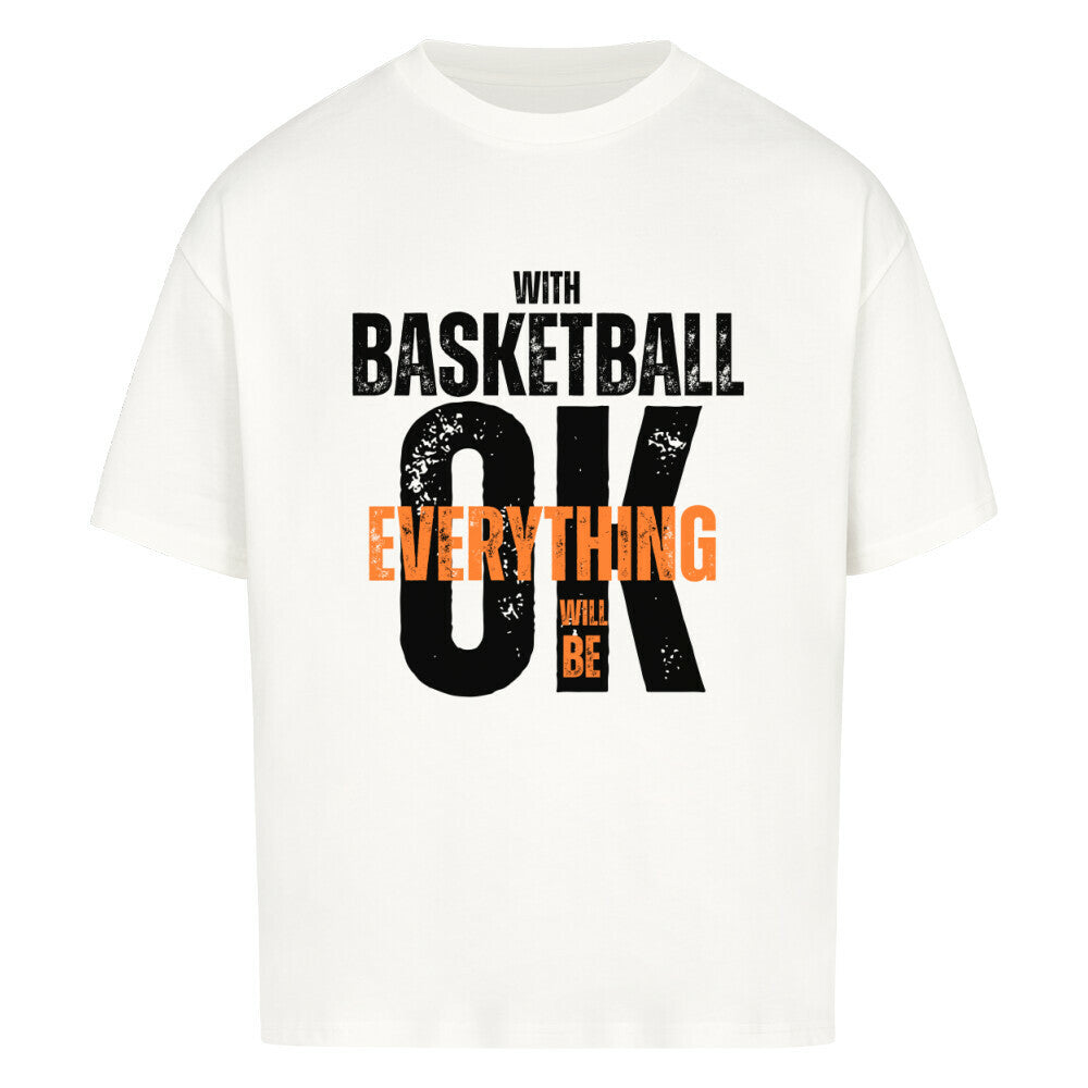 Weißes Oversized T-Shirt aus 100% Baumwolle mit dem Aufdruck "WITH BASKETBALL EVERYTHING WILL BE OK". Der Text ist in Weiß und Orange gehalten, wobei "EVERYTHING" und "WILL BE" in Orange hervorgehoben sind.