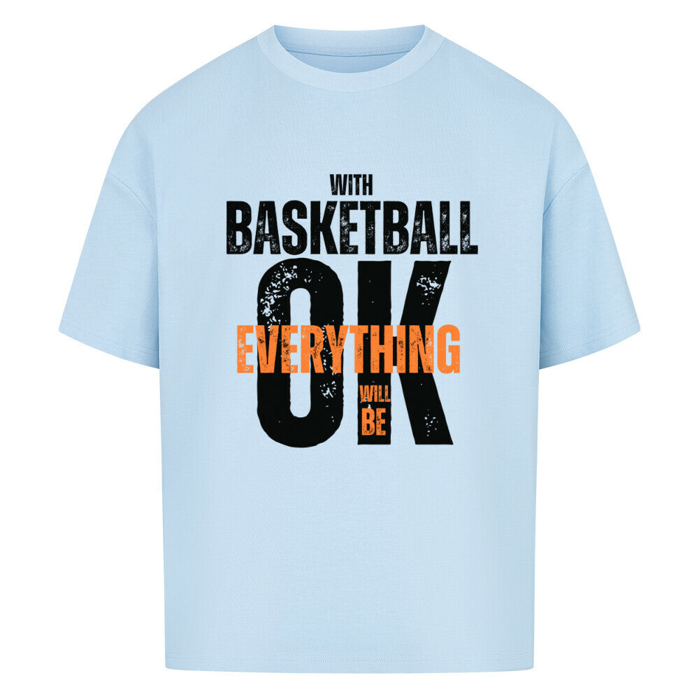 Babyblaues Oversized T-Shirt aus 100% Baumwolle mit dem Aufdruck "WITH BASKETBALL EVERYTHING WILL BE OK". Der Text ist in Weiß und Orange gehalten, wobei "EVERYTHING" und "WILL BE" in Orange hervorgehoben sind.