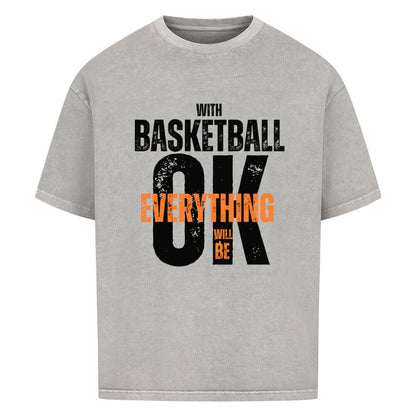Washed Grey Oversized T-Shirt aus 100% Baumwolle mit dem Aufdruck "WITH BASKETBALL EVERYTHING WILL BE OK". Der Text ist in Weiß und Orange gehalten, wobei "EVERYTHING" und "WILL BE" in Orange hervorgehoben sind.