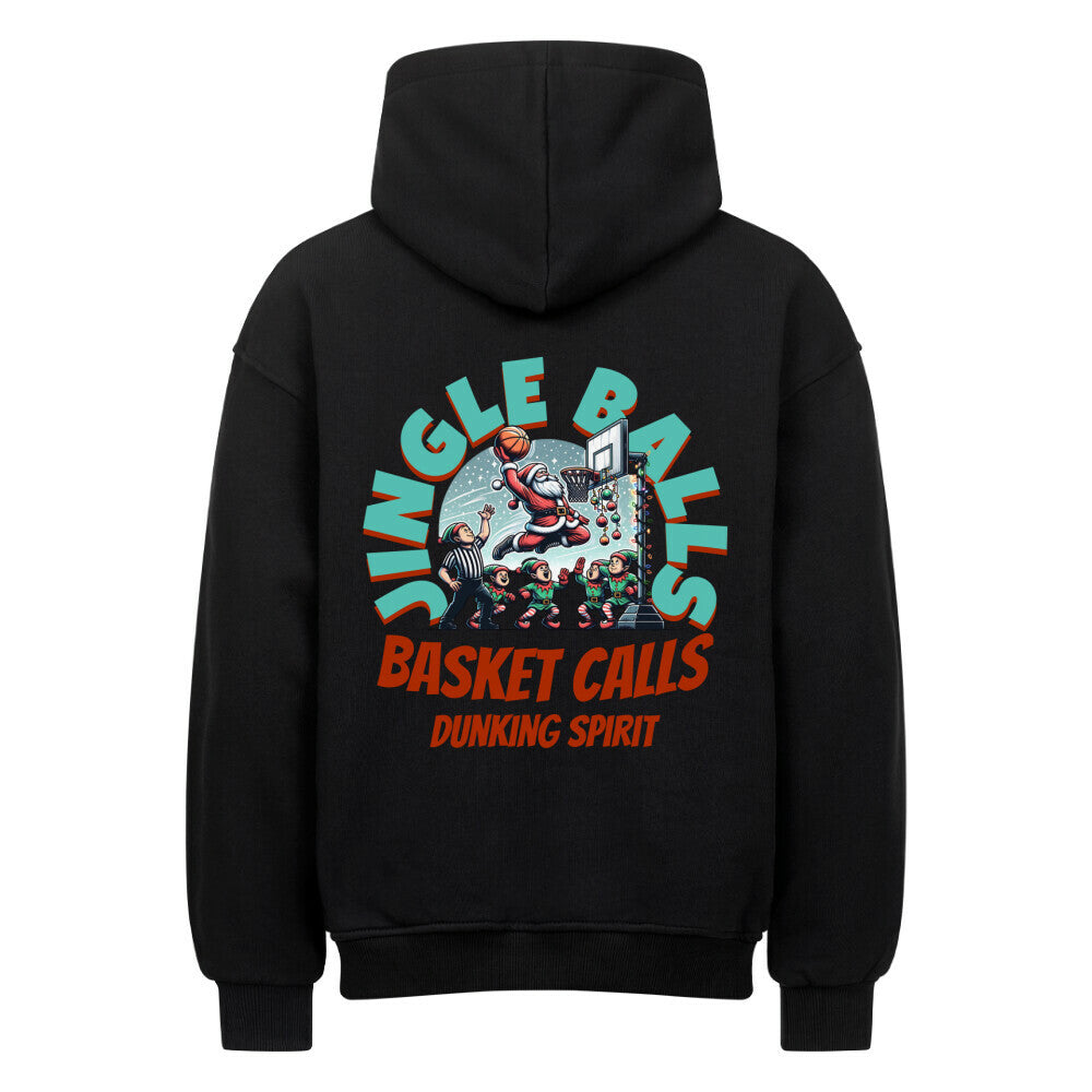 Rückansicht eines schwarzen Oversized-Hoodies mit dem Weihnachts-Print 'Jingle Balls, Basket Calls', der Santa Claus beim Basketball-Dunk zeigt, angefeuert von Elfen. 80% Baumwolle und 20% Polyester.