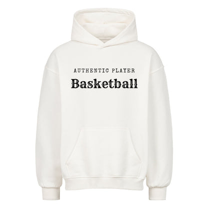 Vorderansicht eines weißen Oversized-Hoodies mit dem minimalistischen schwarzen Aufdruck 'Authentic Player Basketball' auf der Brust. Premium Baumwolle.