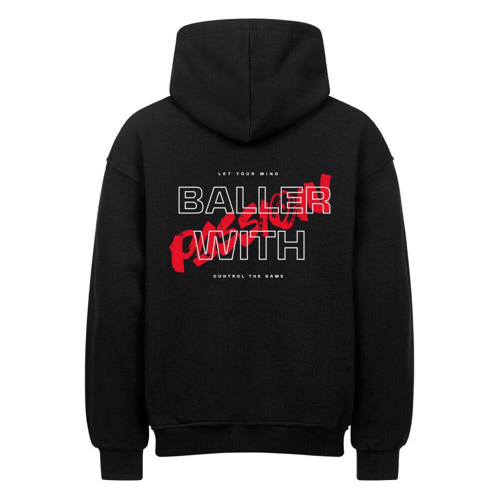 Rückansicht eines schwarzen Oversized-Hoodies mit 'Baller With' Print in Weiß, überlagert von einem roten 'Passion' Schriftzug und dem Text 'Let Your Mind Control The Game'. Premium Baumwolle