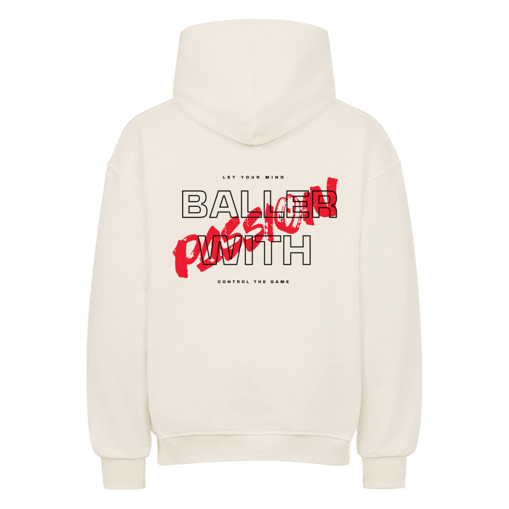 Rückansicht eines Natural Raw Oversized-Hoodies mit 'Baller With' Print in Weiß, überlagert von einem roten 'Passion' Schriftzug und dem Text 'Let Your Mind Control The Game'. Premium Baumwolle