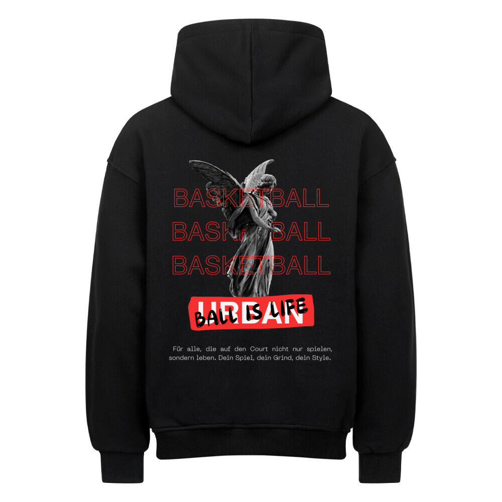 Rückansicht eines schwarzen Oversized-Hoodies mit 'Ball Is Life' Print, der eine Engelsstatue und den Spruch 'Dein Spiel, dein Grind, dein Style' zeigt. 80% Baumwolle 20% Polyester.