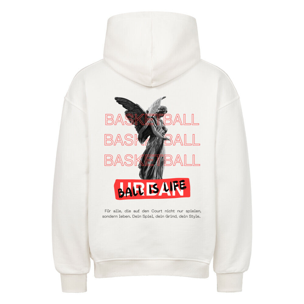 Rückansicht eines weißen Oversized-Hoodies mit 'Ball Is Life' Print, der eine Engelsstatue und den Spruch 'Dein Spiel, dein Grind, dein Style' zeigt. 80% Baumwolle 20% Polyester.