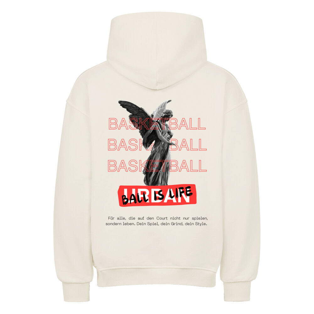 Rückansicht eines cremefarbenen Oversized-Hoodies mit 'Ball Is Life' Print, der eine Engelsstatue und den Spruch 'Dein Spiel, dein Grind, dein Style' zeigt. 80% Baumwolle 20% Polyester.