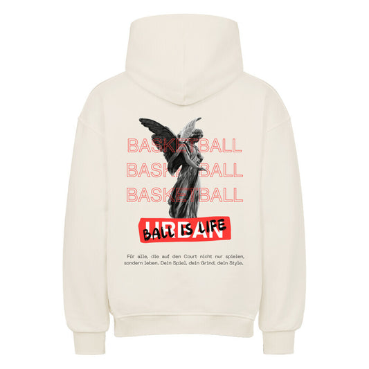 Rückansicht eines cremefarbenen Oversized-Hoodies mit 'Ball Is Life' Print, der eine Engelsstatue und den Spruch 'Dein Spiel, dein Grind, dein Style' zeigt. 80% Baumwolle 20% Polyester.