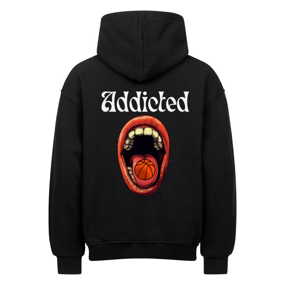 Rückansicht eines schwarzen Oversized-Hoodies mit dem weißen Schriftzug 'Addicted' und einer Grafik von einem roten Mund, auf dessen Zunge ein Basketball liegt. 80% Baumwolle und 20% Polyester.