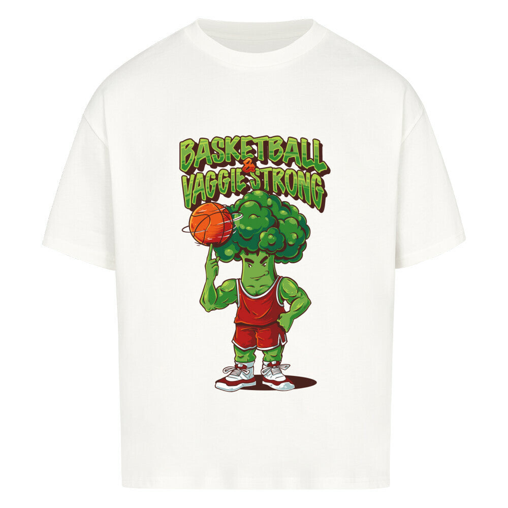 Weißes Oversized T-Shirt mit Print: Ein muskulöser Brokkoli im Basketball-Trikot spielt Basketball, darüber der grüne Schriftzug "BASKETBALL VAGGIE STRONG". 100% Baumwolle.