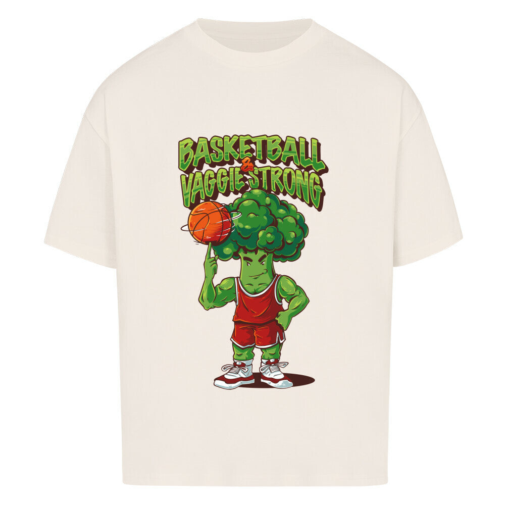 Natural Raw Oversized T-Shirt mit Print: Ein muskulöser Brokkoli im Basketball-Trikot spielt Basketball, darüber der grüne Schriftzug "BASKETBALL VAGGIE STRONG". 100% Baumwolle.
