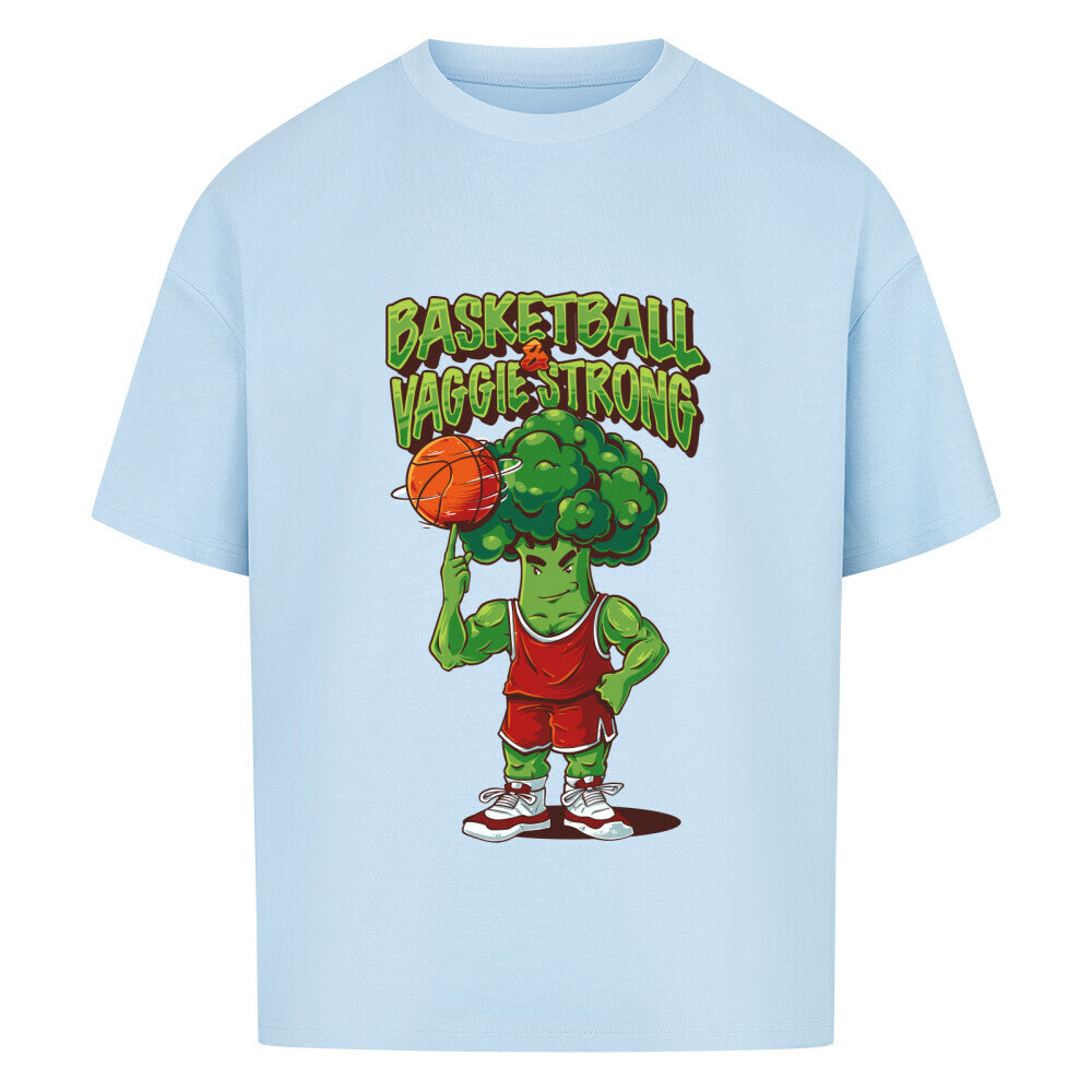 Babyblaues Oversized T-Shirt mit Print: Ein muskulöser Brokkoli im Basketball-Trikot spielt Basketball, darüber der grüne Schriftzug "BASKETBALL VAGGIE STRONG". 100% Baumwolle.
