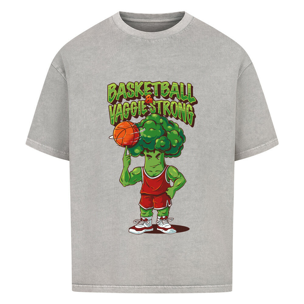 Washed Grey Oversized T-Shirt mit Print: Ein muskulöser Brokkoli im Basketball-Trikot spielt Basketball, darüber der grüne Schriftzug "BASKETBALL VAGGIE STRONG". 100% Baumwolle.