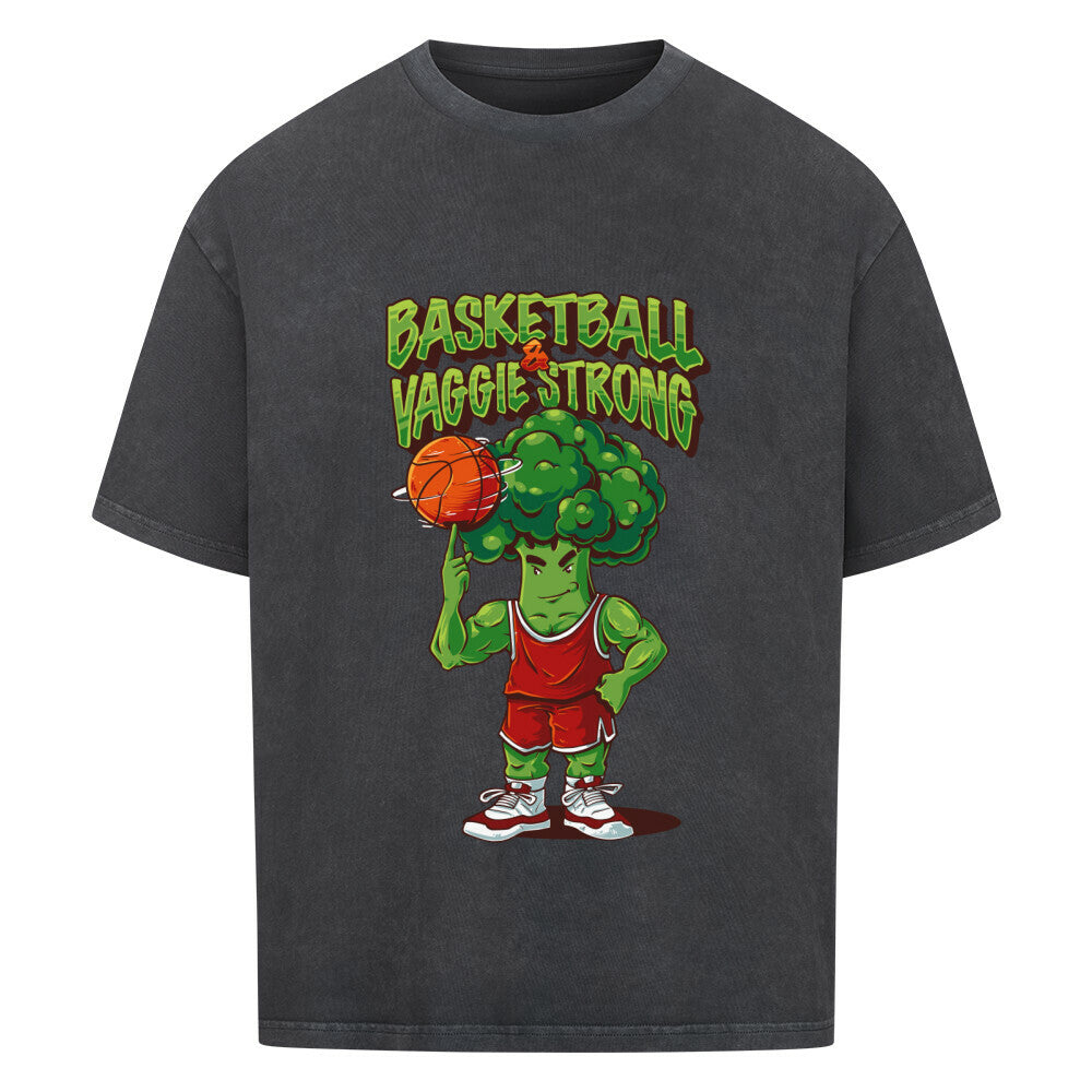 Washed Schwarzes Oversized T-Shirt mit Print: Ein muskulöser Brokkoli im Basketball-Trikot spielt Basketball, darüber der grüne Schriftzug "BASKETBALL VAGGIE STRONG". 100% Baumwolle.