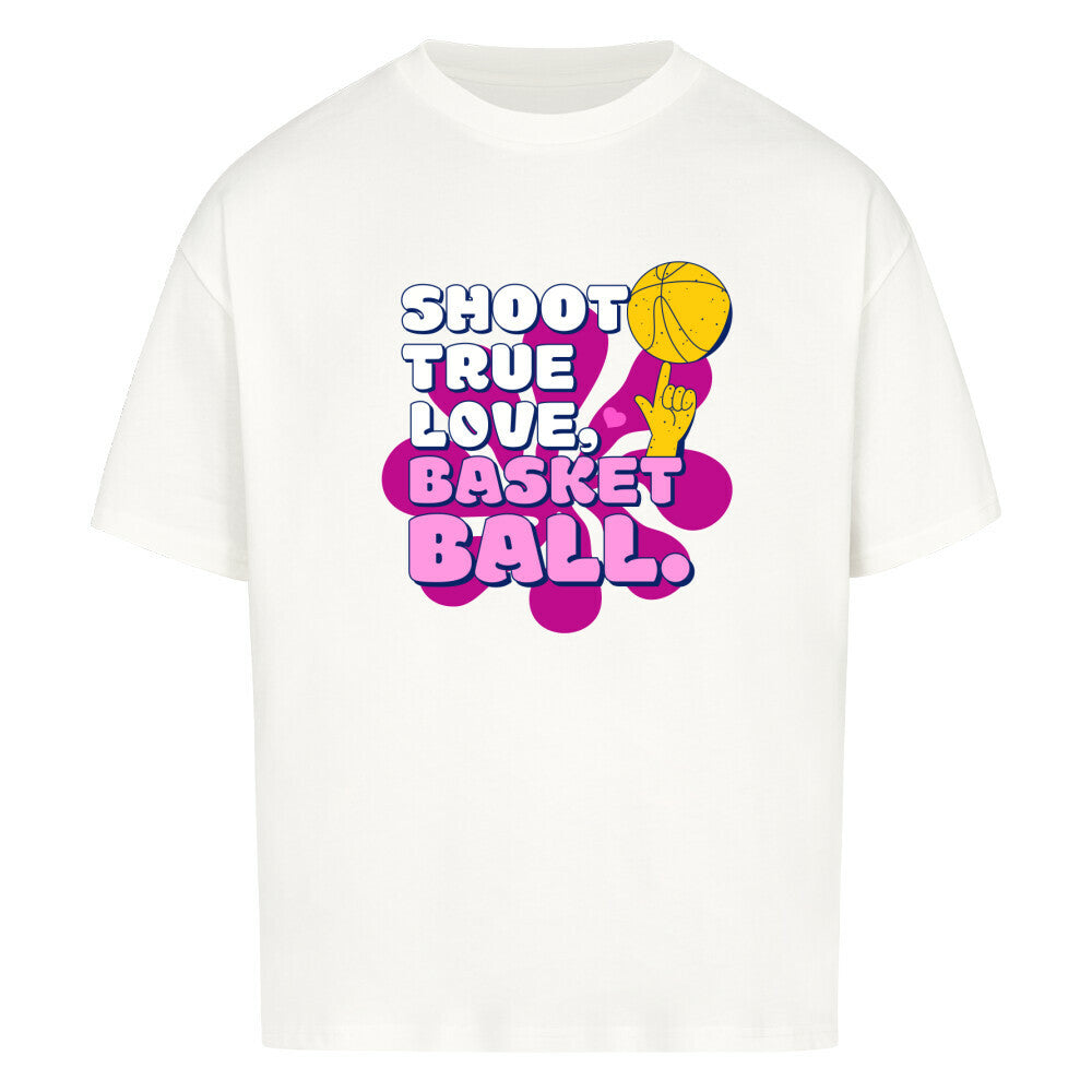 Weiß Oversized T-Shirt aus 100% Baumwolle mit einem pink-lila Retro-Print. Der Text lautet "SHOOT TRUE, LOVE, BASKETBALL" in Weiß mit dicken Rändern. Das Motiv zeigt einen Basketball und eine Hand.