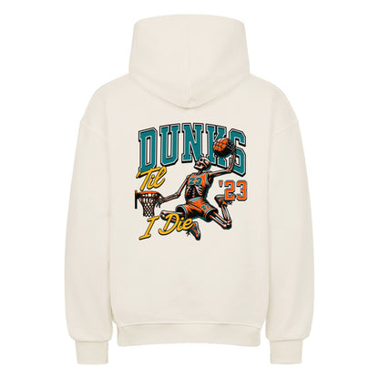 Rückansicht eines cremefarbenen Oversized-Hoodies mit 'Dunks 'Til I Die' Print, der ein Skelett mit Trikotnummer 23 beim Basketball-Dunk zeigt.