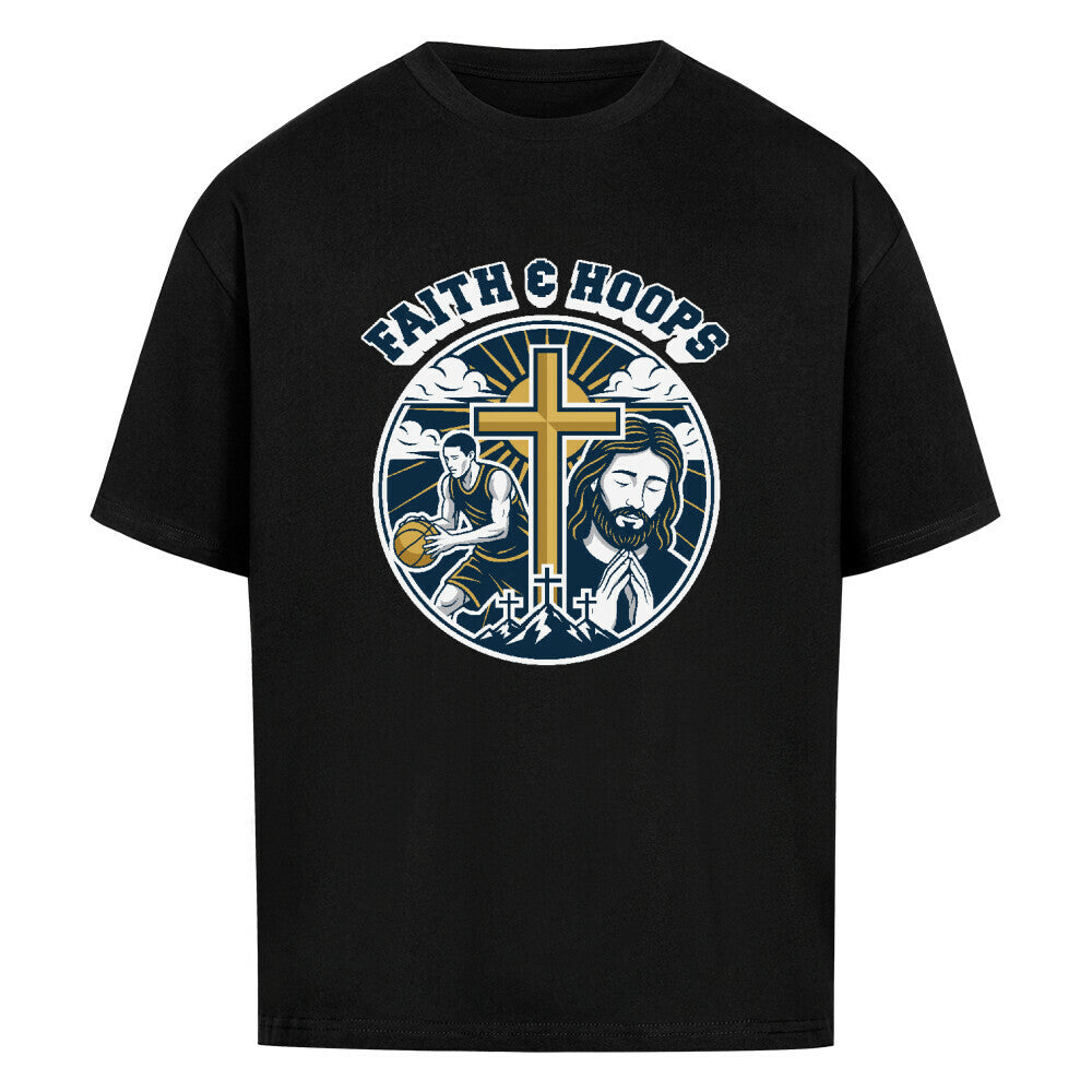 Schwarzes Oversized T-Shirt mit "FAITH & HOOPS" Print, der einen Basketballspieler, Jesus und ein goldenes Kreuz zeigt. Aus 100% Baumwolle