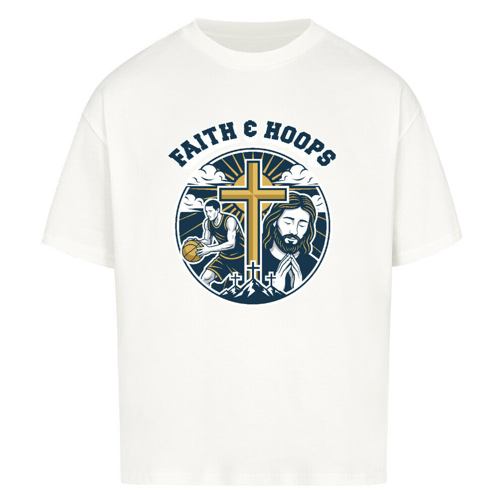 Weißes Oversized T-Shirt mit "FAITH & HOOPS" Print, der einen Basketballspieler, Jesus und ein goldenes Kreuz zeigt. Aus 100% Baumwolle